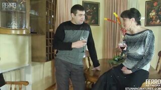 Orosz anyuci a nevelt fiával hancúrozik