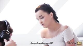 Fiatal nőci és az koros fickó