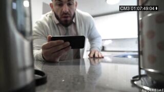 Az óriás csöcsű bejárónő meghágva