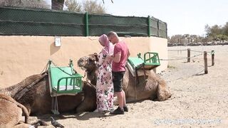 Termetes csöcsű arab gádzsi hancúrozása