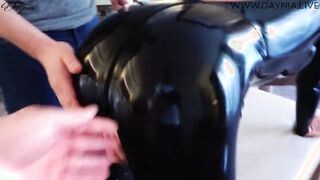 Latex ruhás anyukát popóba szeretkeznek
