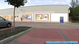 Yvette a lidl parkolójában reszel