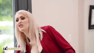 Katie Monroe kupakol a nevelő fiával