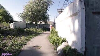 Fiatal bige lovagolja a pasas faszát