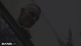 Kerek dagadt fiatal csaj kíméletlen popsi szexe