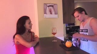 18 éves fiatal szeretkezése a bárban