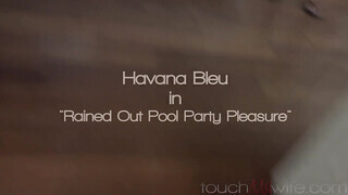 Havana Bleu várja a gigantikus kukacot