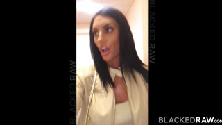 August Ames muffját csoki pasas reszeli