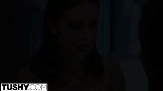 Lana Rhoades fenekét egy néger pasas dugja