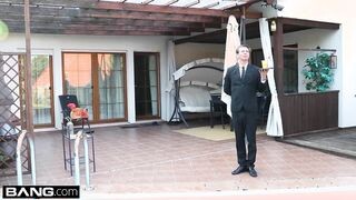 Méretes csöcsű milf két kukit kap