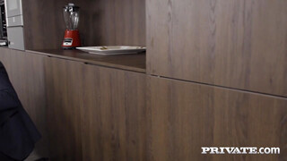 Private - Mona Blue kiborotvált cunija bekúrva