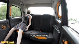 Fake Taxi - Kitetovált fenekű lány lovagol