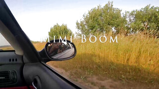 Gyönyörű fiatal barinő a kocsiban cumizik