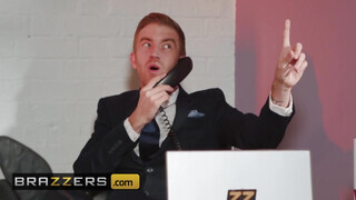 Brazzers - Lucia Love óriási bájdorongot kap az irodában