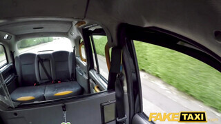 Fake Taxi - Alice Judge hátsó nyílásba dugva a taxiban