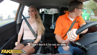 Fake Driving School - Victoria Pure reszel az oktatóval