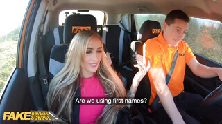 Fake Driving School - Daisy Lee orálozza az oktatót