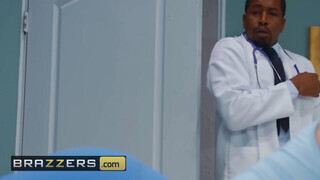 Brazzers - Nina Dee popsiját a doktor döngeti