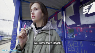 Public Agent - Tini maca pénzért hancúrozik
