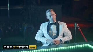 Brazzers - Blanche Bradburry óriási péniszt kap a valagába