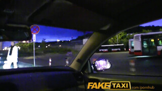 FakeTaxi - Enza megkúrelva a hátsó ülésen