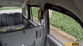 Fake Taxi - Tara Spades melle közé veszi a péniszt