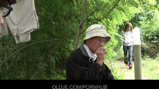 Oldje - kettő korosodó basz meg egy tinicsajt az erdőben