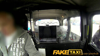 FakeTaxi - a kicsike lopós fekete csajszika megbánja amit tett