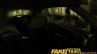 FakeTaxi - olasz csajszika a taxiban lovagol