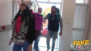 Fake Hostel - Latin Amerikai bige a krapekja előtt közösül
