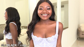 AllBlackX - Noemie Bilas a cuki csoki gádzsi