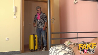 Fake Hostel szűk pinájú olasz gádzsi és kettő kuki