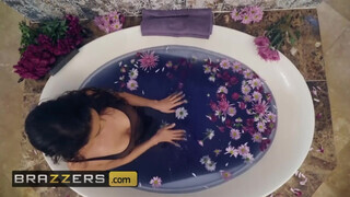 Brazzers - Katana Kombat fürdés után kamatyol is
