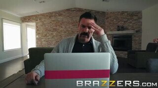 Brazzers - a kicsike ártatlan zsenge idősebb kukacot kíván