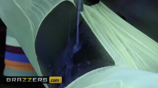 Brazzers - az ázsiai Kendra Spade jó méretes hímvesszőt talál