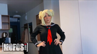 Mofos - Sweetie Fox a cosplayes gádzsi hátsó nyílásba rakva