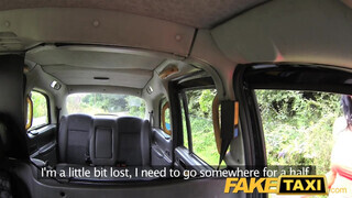 FakeTaxi piercinges gádzsi a motorháztetőn is kefél