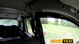 FakeTaxi még a sofőr popókáját is kinyalja a csajszika