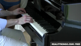 Reality Kings - a vékonyka kicsike fiatal szépen elélvez