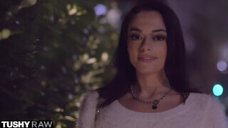 TUSHYRAW - Sophia Burns élvezi a popsi szexet
