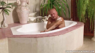 George Bácsi kinyalatja a popsiját dugás előtt