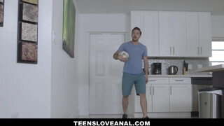 Teens Love Anal - Jamie Marleigh lebukott peckezés közben
