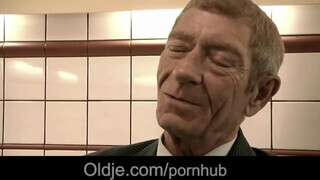 Magyar pornós bige közösül korosodó fószerrel - Oldje