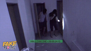 Tinédzser kis csajt kúrnak a rabló srácok - Fake Hostel