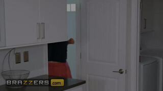 Brazzers - Charlotte Sins idősebb faszival kufircol