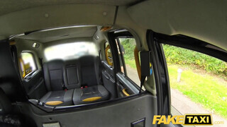 Fake Taxi - Gigantikus keblű milf meghágva a hátsó ülésen