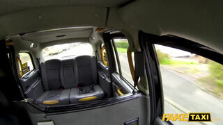 Fake Taxi - Amber Jayne lovagol a taxis hímtagján