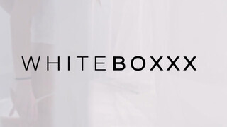 WHITEBOXXX - Világos Szőke tinédzser csajszika extra masszázst kap