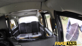 Kitetovált ribancok segg lyukba reszelve - Fake Taxi