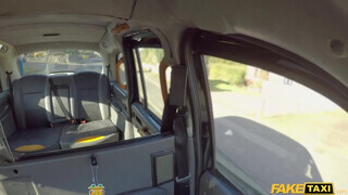 Fake Taxi - Louise Lee popó lyukba is engedi